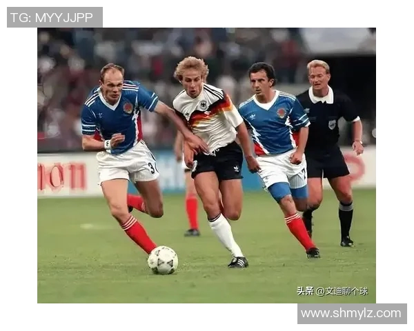 黑白经典足球明星瞬间回顾展现传奇球员的风采与激情